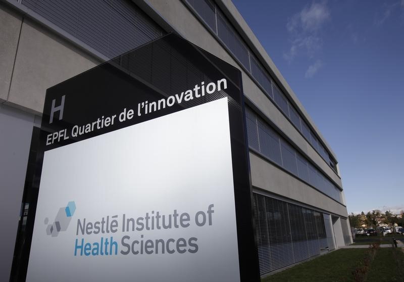 © Reuters. A logo is pictured outside the Nestle Institute of Health Sciences at the EPFL in Ecublens near Lausanne