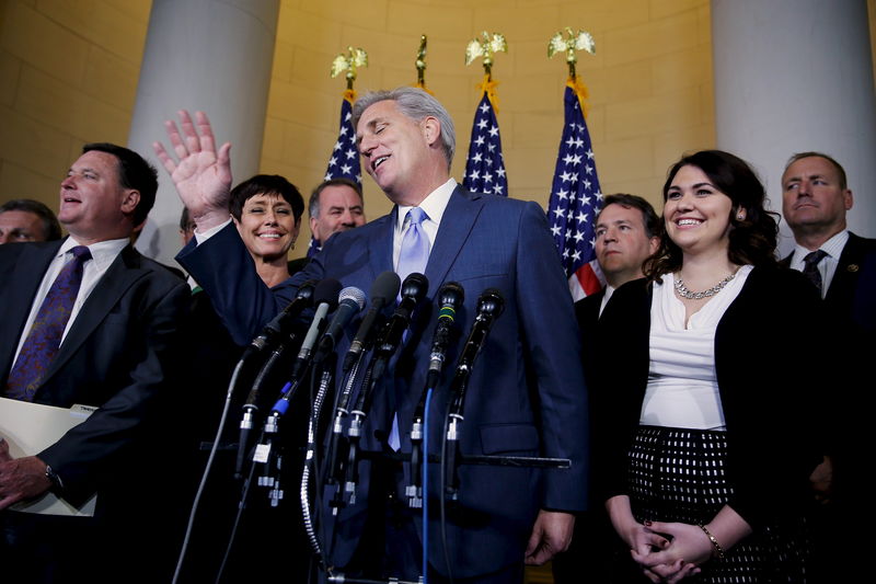 © Reuters. McCarthy laughs off a question as he explains his decision to pull out of a Republican caucus secret ballot vote to determine the nominee to replace retiring House Speaker John Boehner (R-OH), on Capitol Hill in Washington