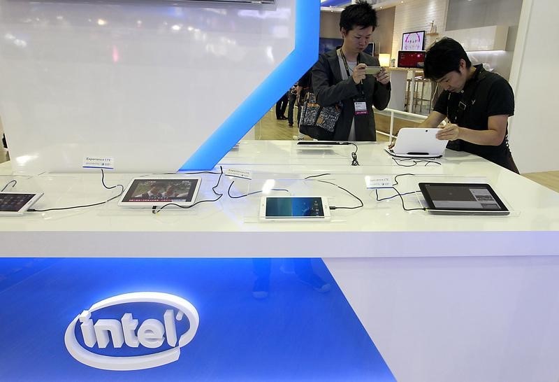 © Reuters. Visitors look at tablets at the Intel booth during the 2014 Computex exhibition at the TWTC Nangang exhibition hall in Taipei