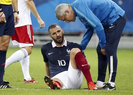 © Reuters. Benzema se lesiona jugando con Francia 