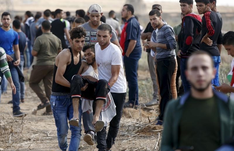 © Reuters. مسعفون: القوات الإسرائيلية تقتل أربعة فلسطينيين في احتجاج عند سور غزة