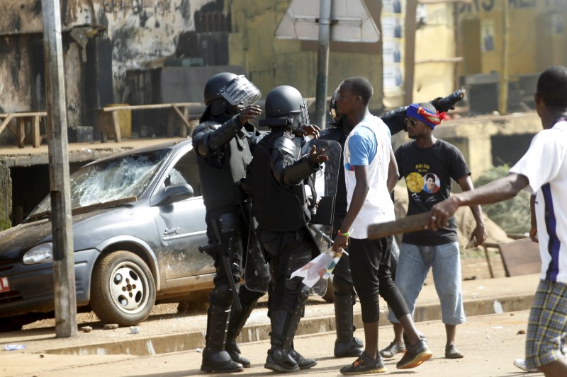 © Reuters. إصابة 15 على الأقل في اشتباك قبل الانتخابات في عاصمة غينيا
