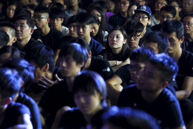 © Reuters. University students wearing black attend a rally at the University of Hong Kong in Hong Kong