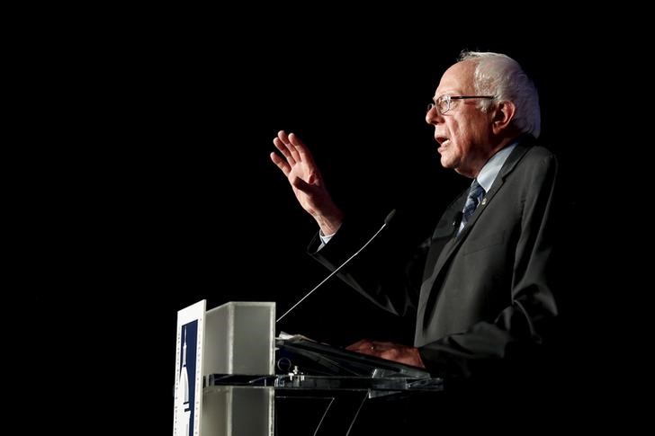 © Reuters. Sanders delivers remarks at a Congressional Hispanic Caucus Institute presidential candidates forum in Washington