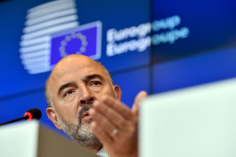 © Reuters. European Economic and Financial Affairs Commissioner Moscovici attends a news conference after an Eurogroup meeting in Luxembourg