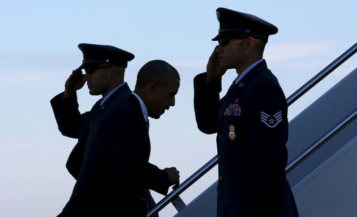 © Reuters. Presidente dos EUA, Barack Obama, embarca no avião presidencial Air Force One, em Washington