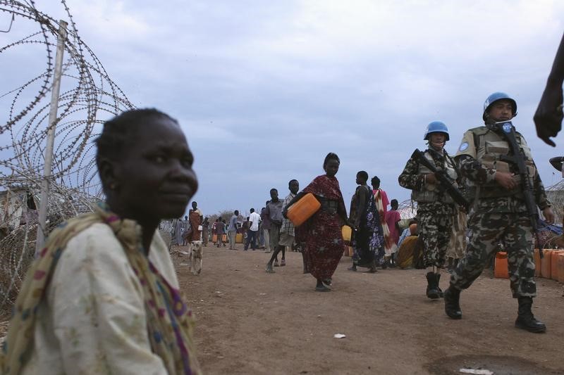 © Reuters. United Nations peacekeepers patrol in the camp for displaced people inside the UNMISS compound in Malakal