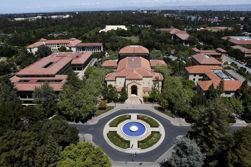 © Reuters. Stanford University's campus is seen from atop Hoover Tower in Stanford, California