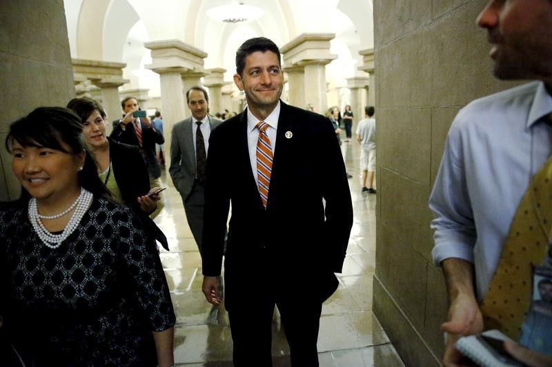 © Reuters. U.S. Representative Ryan returns to his office after a Republican caucus meeting at the U.S. Capitol in Washington