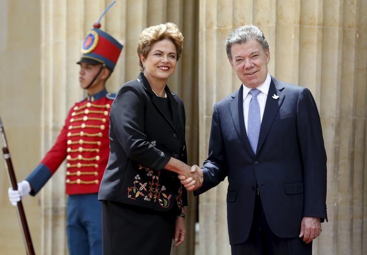 © Reuters. Presidente Dilma Rousseff cumprimenta o presidente colombiano Juan Manuel Santos 