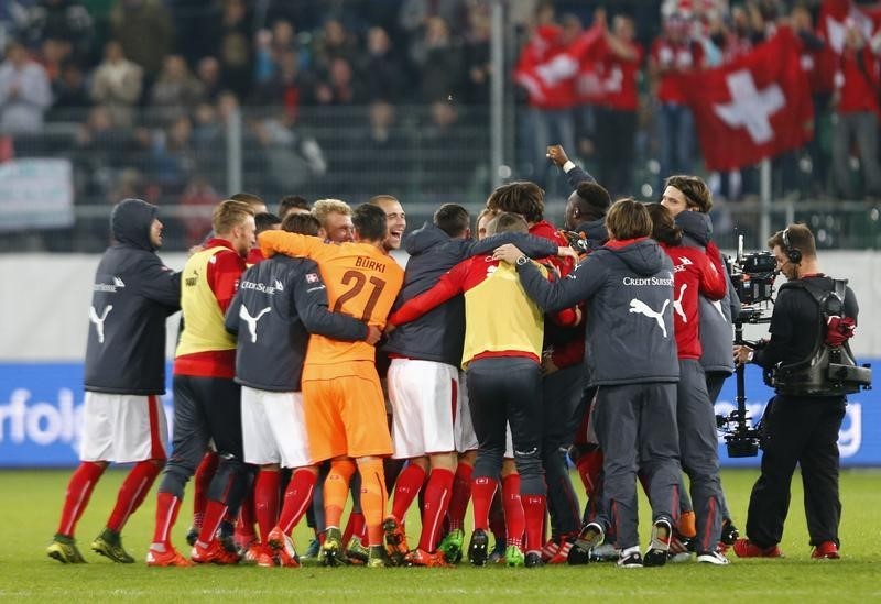 © Reuters. سويسرا تحجز مكانا لها في بطولة أوروبا 2016 بفوزها 7-صفر على سان مارينو