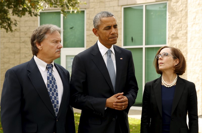 © Reuters. Presidente dos EUA Barack Obama com familiares de vítimas de tiroteio em Roseburg