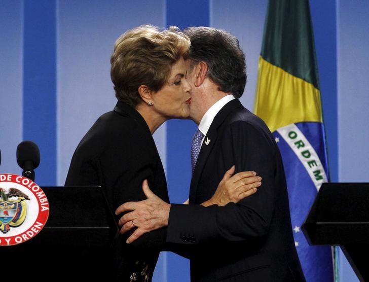 © Reuters. Presidente Dilma Rousseff beija presidente da Colômbia, Juan Manuel Santos, após entrevista coletiva em Bogotá