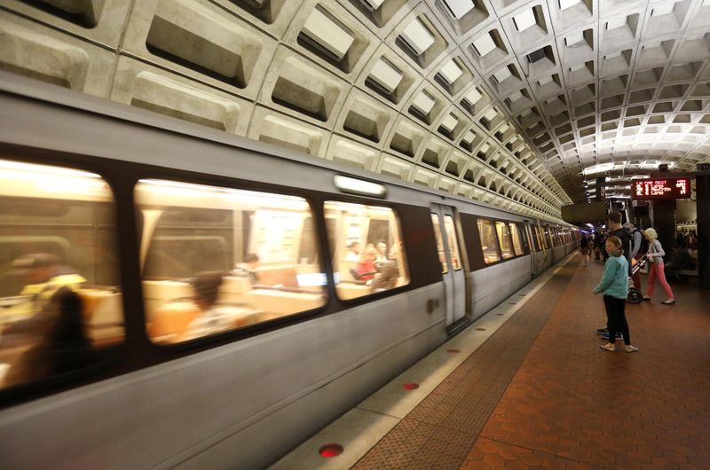 © Reuters. Riders wait to board a Metro train in Washington DC