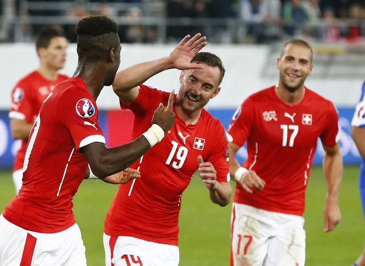 © Reuters. Jogadores da Suíça comemoram gol contra San Marino 