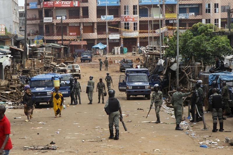 © Reuters. مقتل اثنين وإصابة 33 في اشتباكات في غينيا قبل الانتخابات