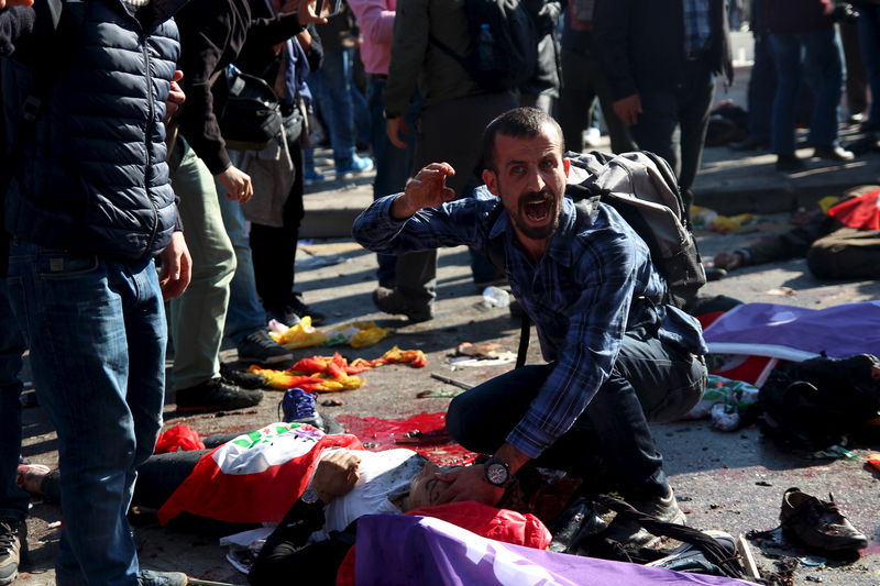 © Reuters. Al menos 20 muertos en explosiones en la capital turca, según una agencia turca