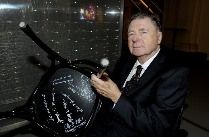 © Reuters. Richard F. Heck of the U.S., the 2010 Nobel Chemistry co-laureate, holds up a chair after signing under its seat at the Nobel Museum in Stockholm