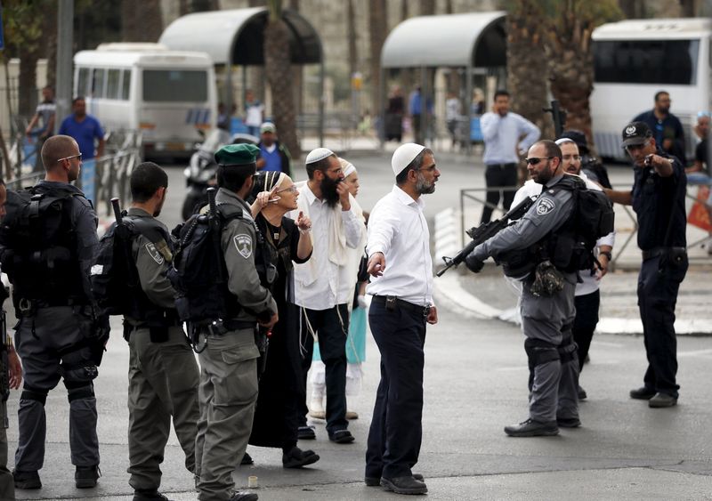 © Reuters. Dos personas mueren en Jerusalén en una ola de violencia israelí-palestina