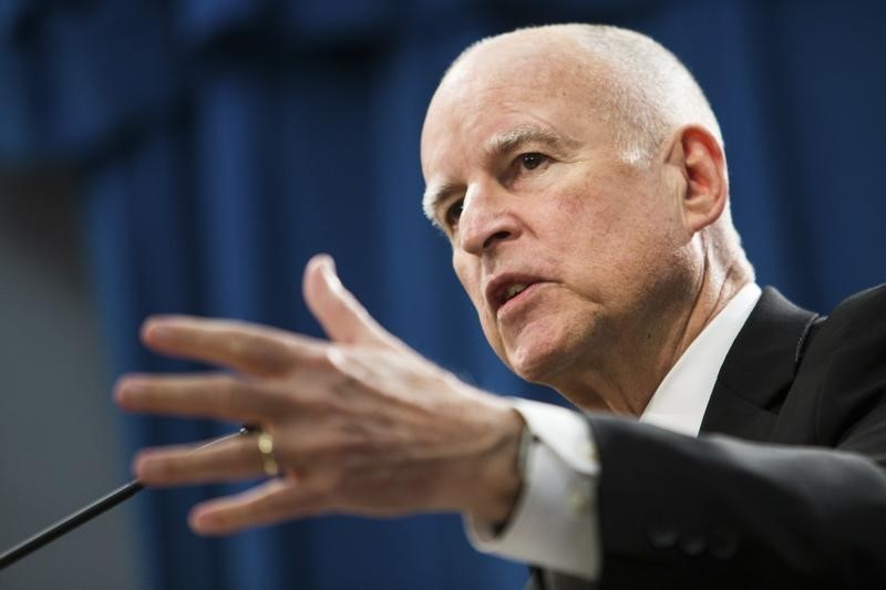 © Reuters. Brown speaks to reporters while proposing his 2015-16 state budget in Sacramento