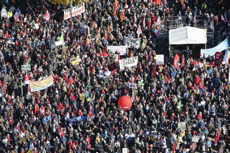 © Reuters. مئات الآلاف في مسيرة ببرلين لرفض اتفاق تجاري بين أوروبا وأمريكا