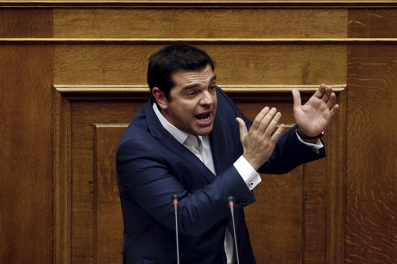 © Reuters. Greek PM Tsipras delivers a speech during a parliamentary session before a vote of confidence at the parliament building in Athens