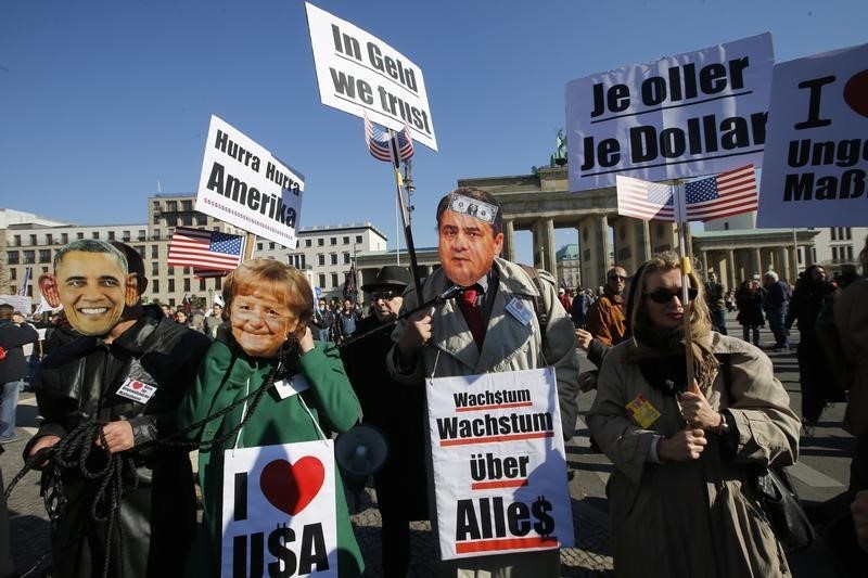 © Reuters. Consumer rights activists take part in a march to protest against TTIP in Berlin
