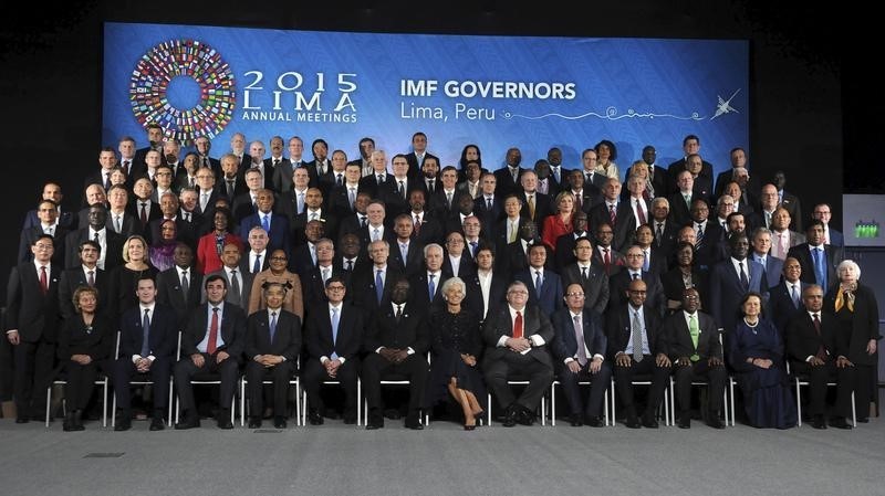 © Reuters. International Monetary Fund governors pose for a family photo during the 2015 IMF/World Bank Annual Meetings plenary session in Lima