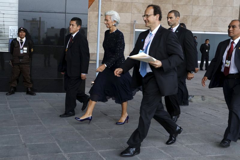 © Reuters. IMF Managing Director Christine Lagarde walks at the venue of the 2015 IMF/World Bank Annual Meetings in Lima