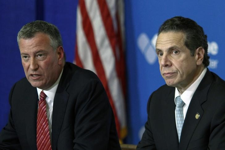 © Reuters. New York Mayor de Blasio and New York Governor Cuomo attend a news conference in Bellevue Hospital in New York