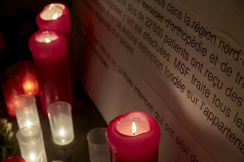 © Reuters. En la imagen de archivo se aprecian velas encendidas afuera de la sede de Médicos sin Fronteras en Ginebra