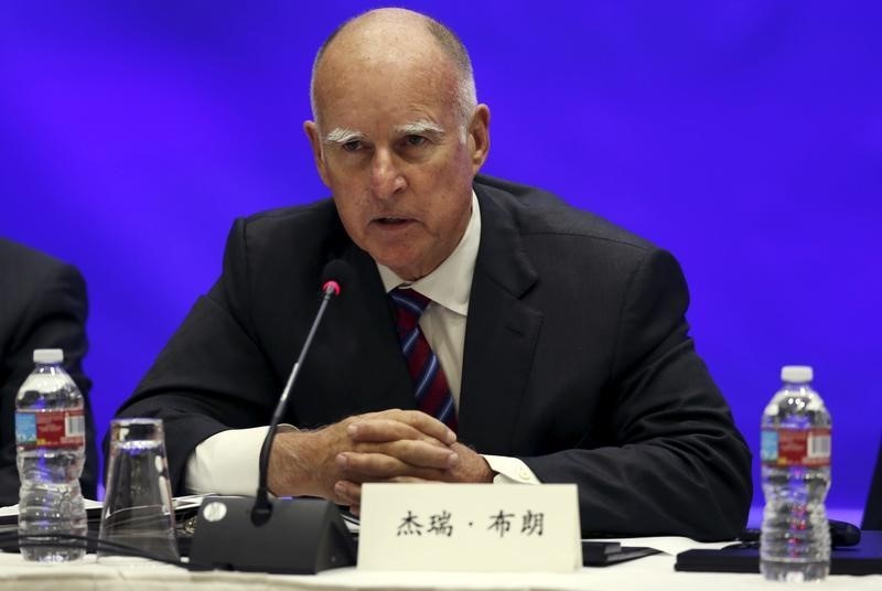 © Reuters. California Governor Jerry Brown speaks at a meeting with Chinese President Xi Jinping and five United States governors to discuss clean technology and economic development  in Seattle, Washington