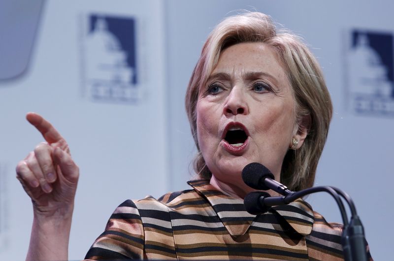 © Reuters. Democratic presidential candidate Hillary Clinton delivers remarks at the Congressional Hispanic Caucus Institute's 38th annual Awards Gala in Washington 