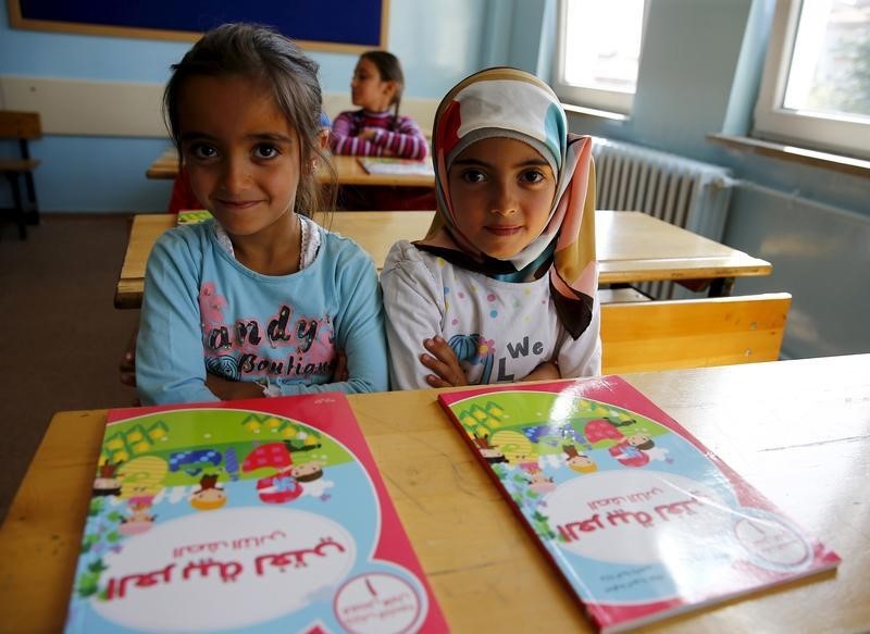 © Reuters. Syrian refugee children pose as they are pictured in their classroom at Fatih Sultan Mehmet School in Karapurcek district of Ankara