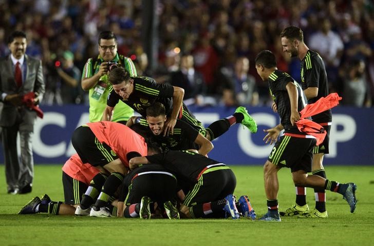 © Reuters. المكسيك تهزم أمريكا وتنتزع بطاقة التأهل لكأس القارات