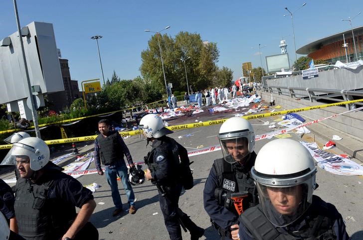 © Reuters. تركيا تنعي ضحايا انفجاري أنقرة وتسعى لتحديد هوية المهاجمين