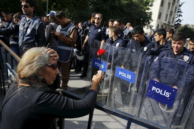 © Reuters. Turquía llora a las víctimas y busca identificar a los autores de las bombas