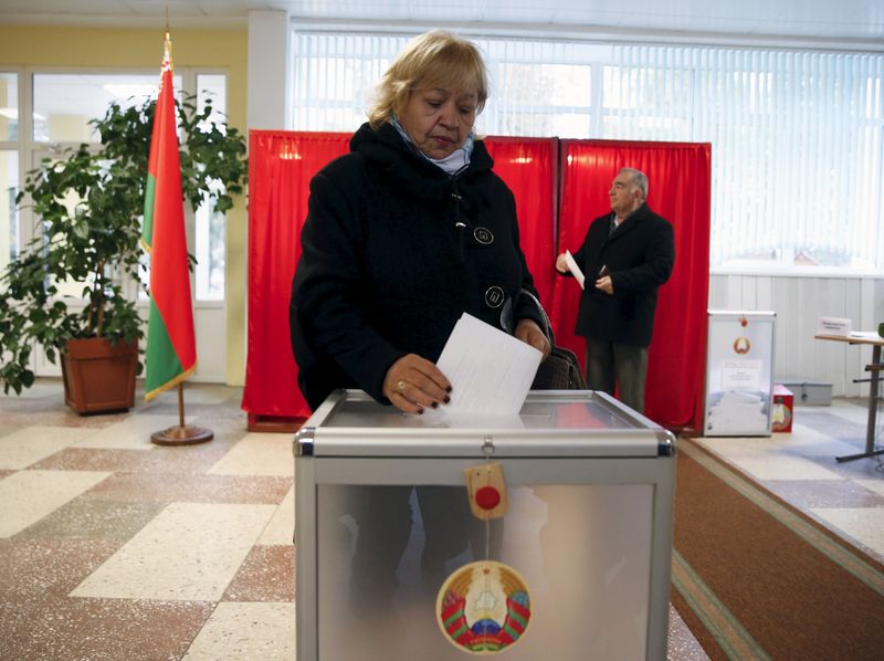 © Reuters. LES BIÉLORUSSES ÉLISENT LEUR PRÉSIDENT