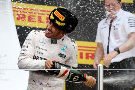 © Reuters. Lewis Hamilton gana el Gran Premio de Rusia para Mercedes
