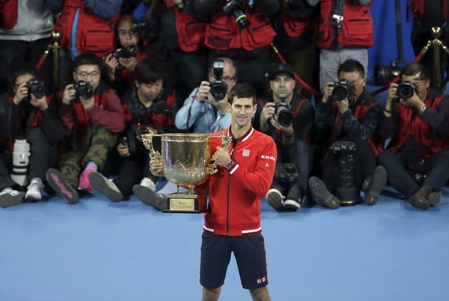 © Reuters. Djokovic supera a Nadal y gana el Abierto de China