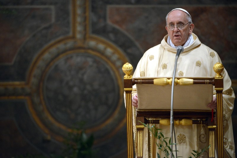 © Reuters. Papa Francisco reza por víctimas "indefensas" de explosiones de bombas en Turquía