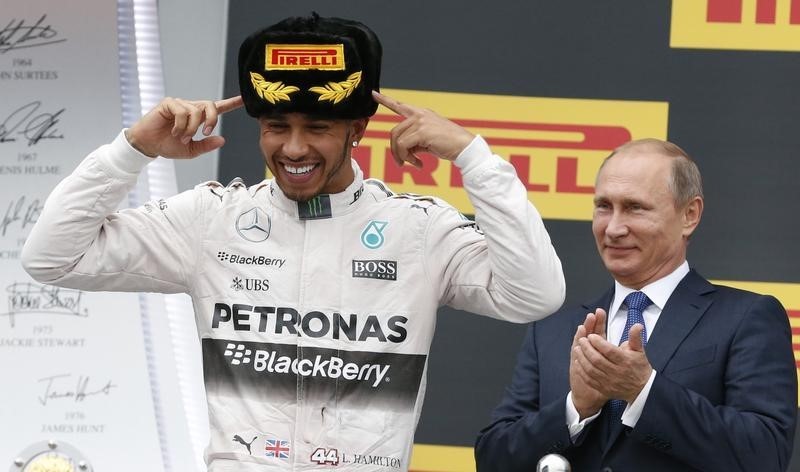 © Reuters. هاميلتون يفوز بسباق روسيا ومرسيدس يحسم لقب الصانعين في فورمولا 1