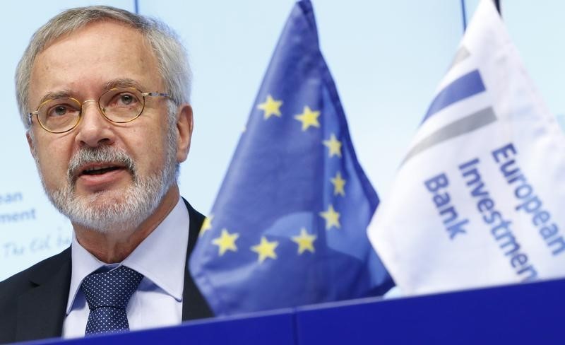 © Reuters. EIB President Hoyer presents the bank's annual results during a news conference in Brussels