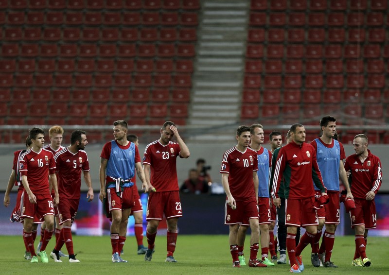© Reuters. المجر تخوض ملحق تصفيات بطولة اوروبا 2016 بعد الخسارة في اليونان