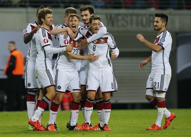 © Reuters. المانيا تتخطى جورجيا لتتأهل لبطولة اوروبا 2016