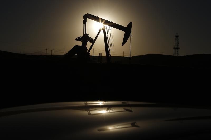 © Reuters. A pump jack is seen at sunrise near Bakersfield