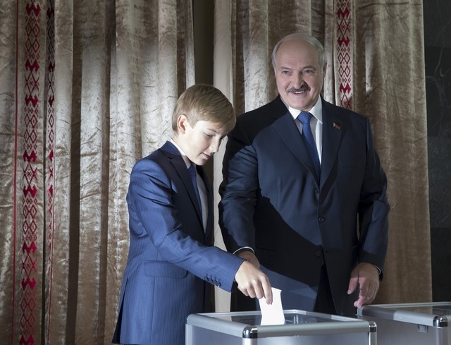 © Reuters. رئيس روسيا البيضاء لوكاشينكو يفوز بفترة رئاسة خامسة