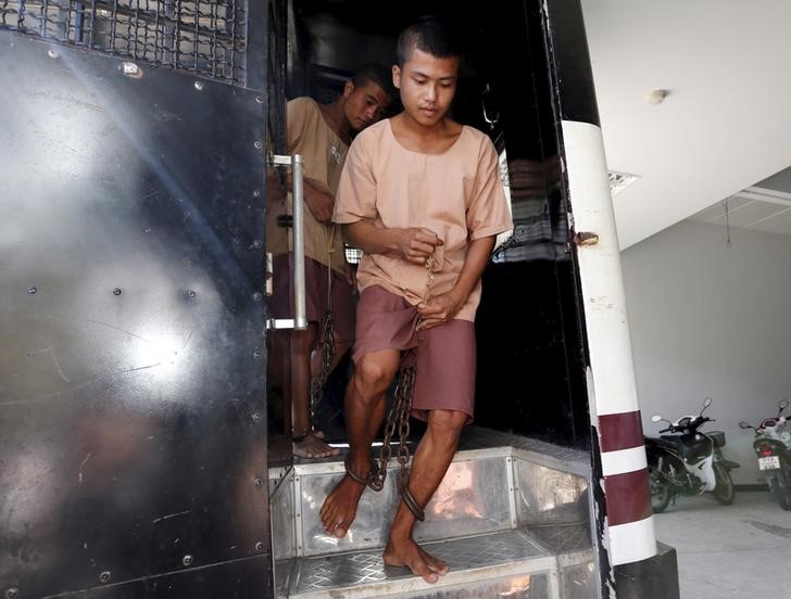 © Reuters. Myanmar migrant workers Zaw Lin and Wai Phyo, also known as Win Zaw Htun, arrive at the Koh Samui Provincial Court, in Koh Samui, Thailand