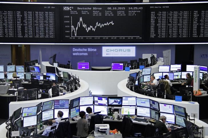 © Reuters. Traders a lavoro nella sala operativa della borsa di Francoforte 
