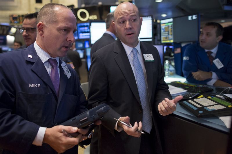 © Reuters. Traders work on the floor of the New York Stock Exchange